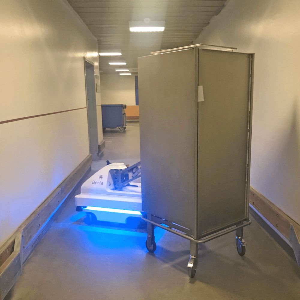 Robot blocks the hospital corridor